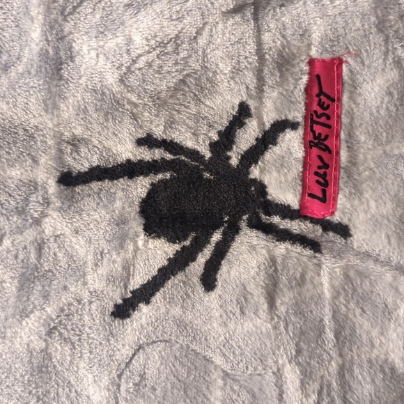 🆕 Spider Web Throw 🕸️ Betsey Johnson - Picture 3 of 6